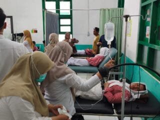 Tim medis rawat siswa yang diduga keracunan menu MBG.