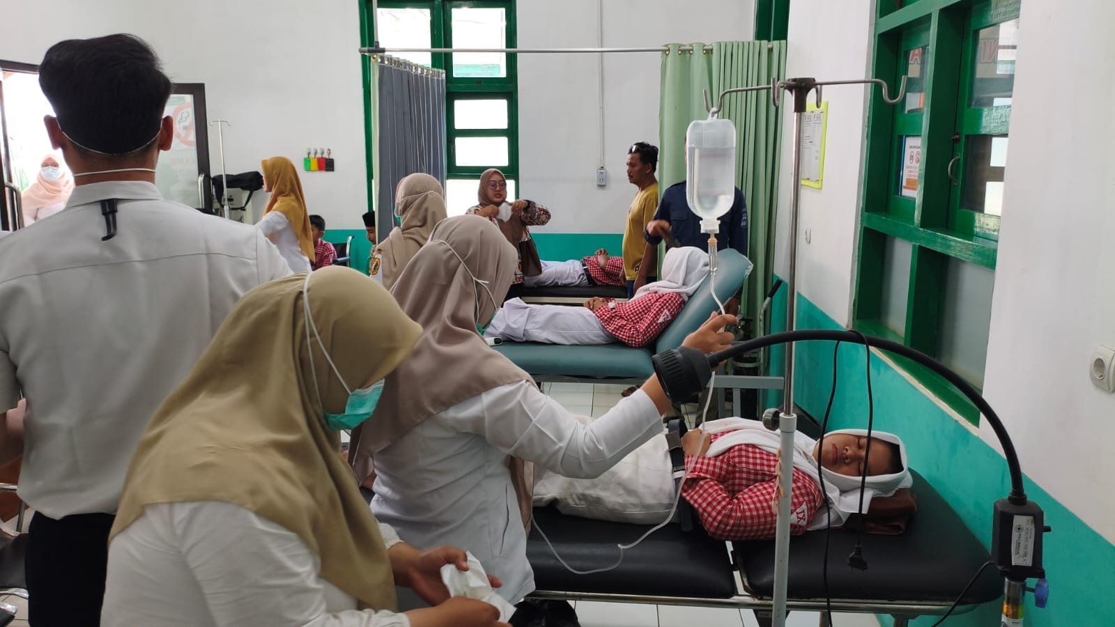 Tim medis rawat siswa yang diduga keracunan menu MBG.