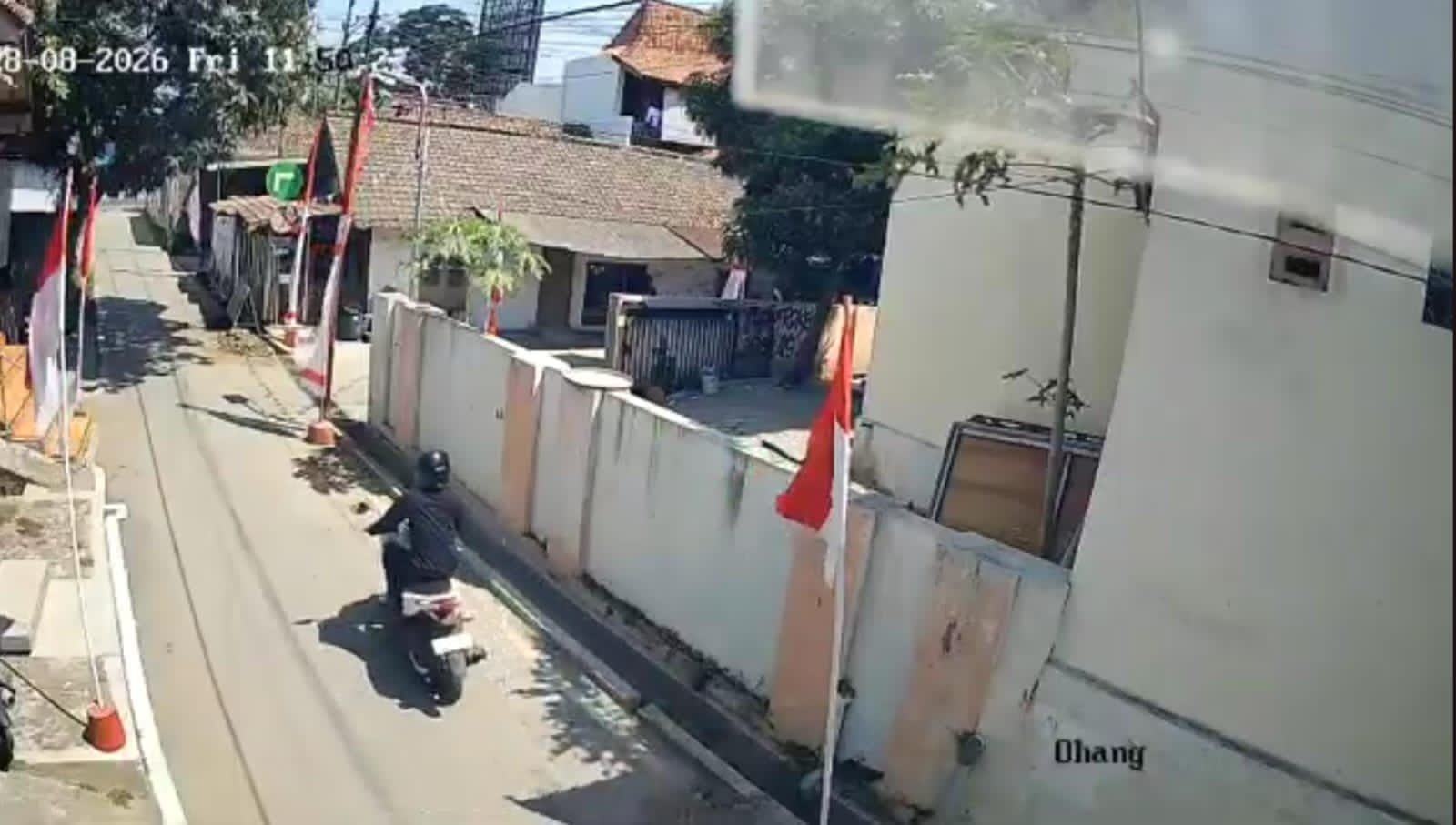 Rekaman CCTV saat pelaku kembalikan motor curian.