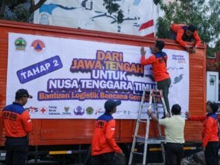 Truk logistik bantuan tahap kedua untuk korban gempa NTT.