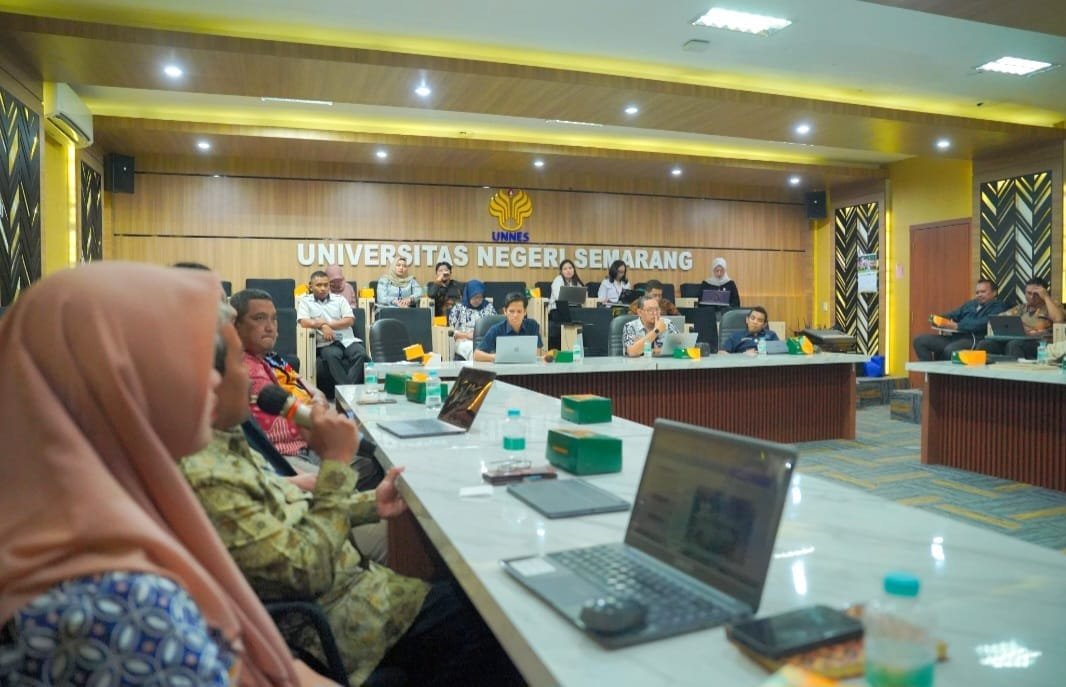Workshop Peningkatan Layanan Informasi Publik di Rektorat UNNES Semarang.