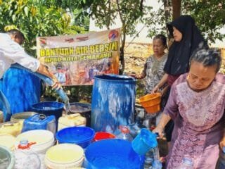 Petugas BPBD Kota Semarang salurkan bantuan air bersih.