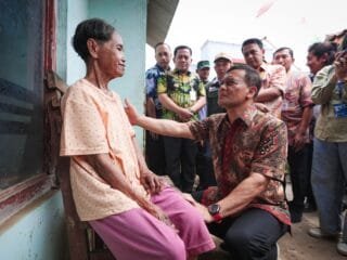 Gubernur Jateng Ahmad Luthfi kunjungi lansia korban penyalahgunaan KTP di Pekalongan.