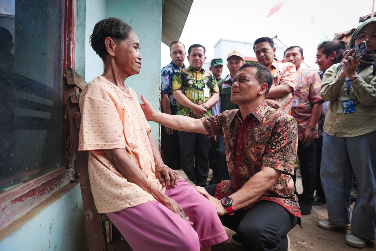 Gubernur Jateng Ahmad Luthfi kunjungi lansia korban penyalahgunaan KTP di Pekalongan.