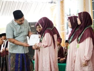Wagub Taj Yasin Serahkan Tali Asih, Apresiasi 41 Anak Pati Penghafal Al-Qur'an di Usia Belia