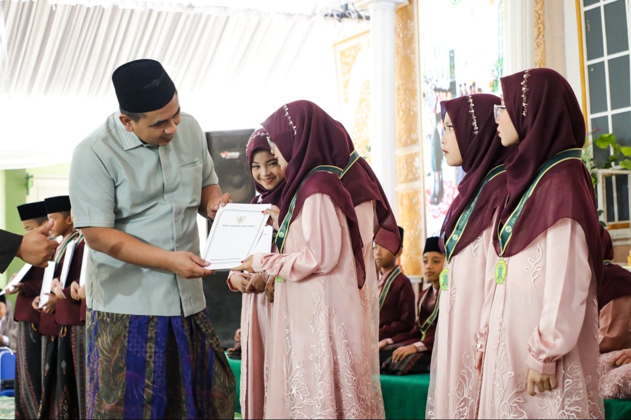 Wagub Jateng Taj Yasin serahkan tali asih kepada penghafal Al-Qur'an cilik di Pati.