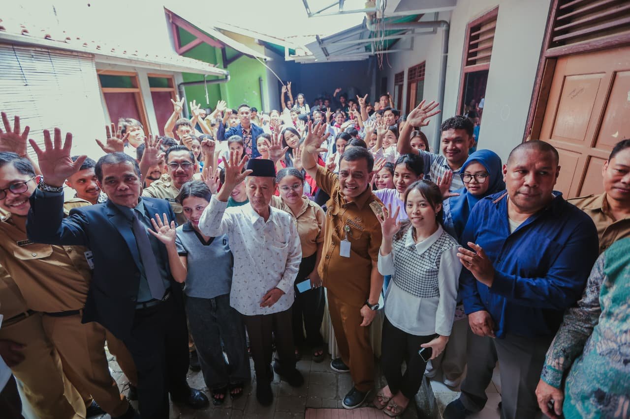 Gubernur Jateng Ahmad Luthfi kunjungi kos mahasiswa NTT terdampak gempa di Semarang.