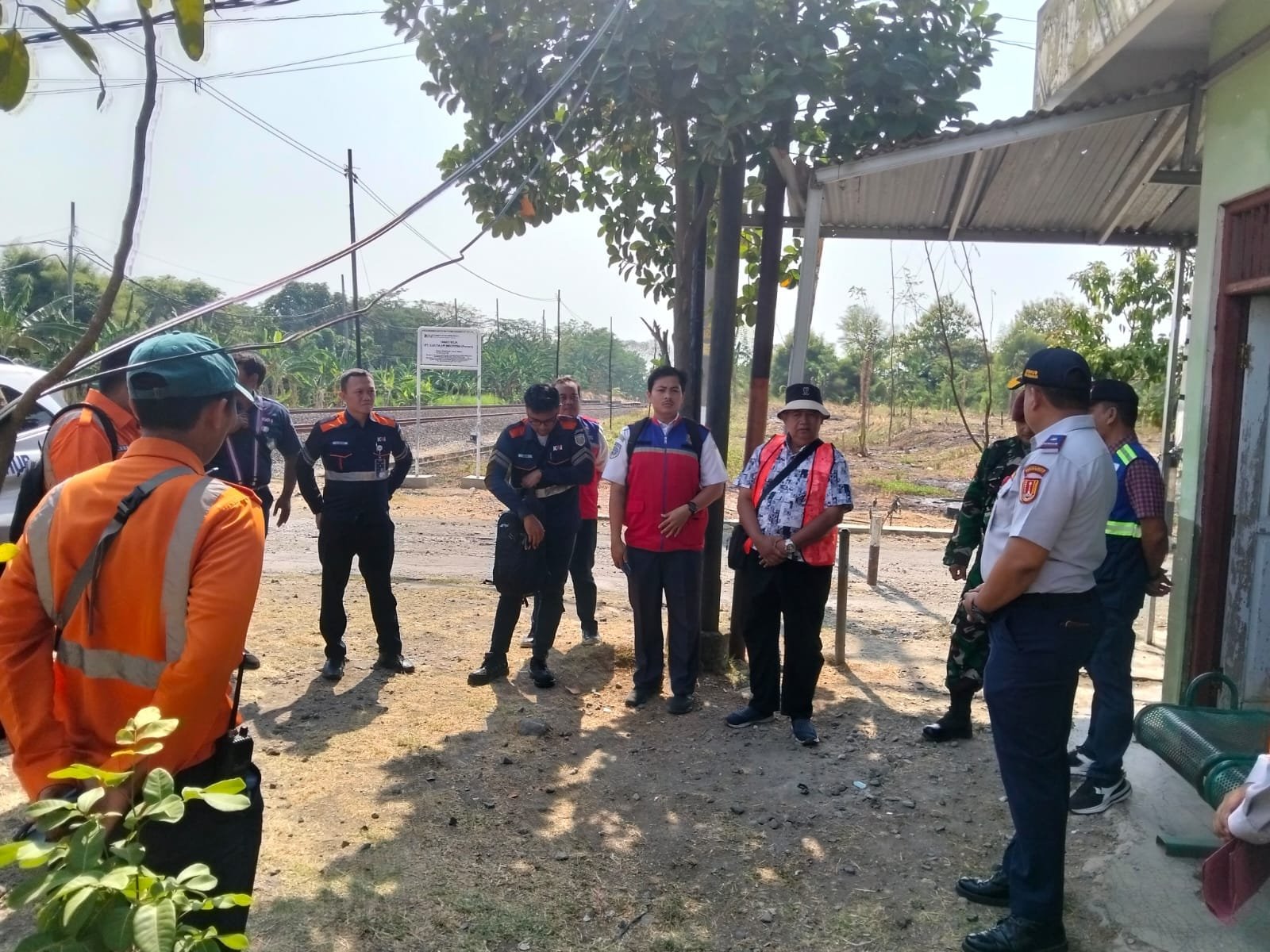 Petugas Dishub Kota Semarang gelar inspeksi perlintasan kereta api tanpa palang pintu.