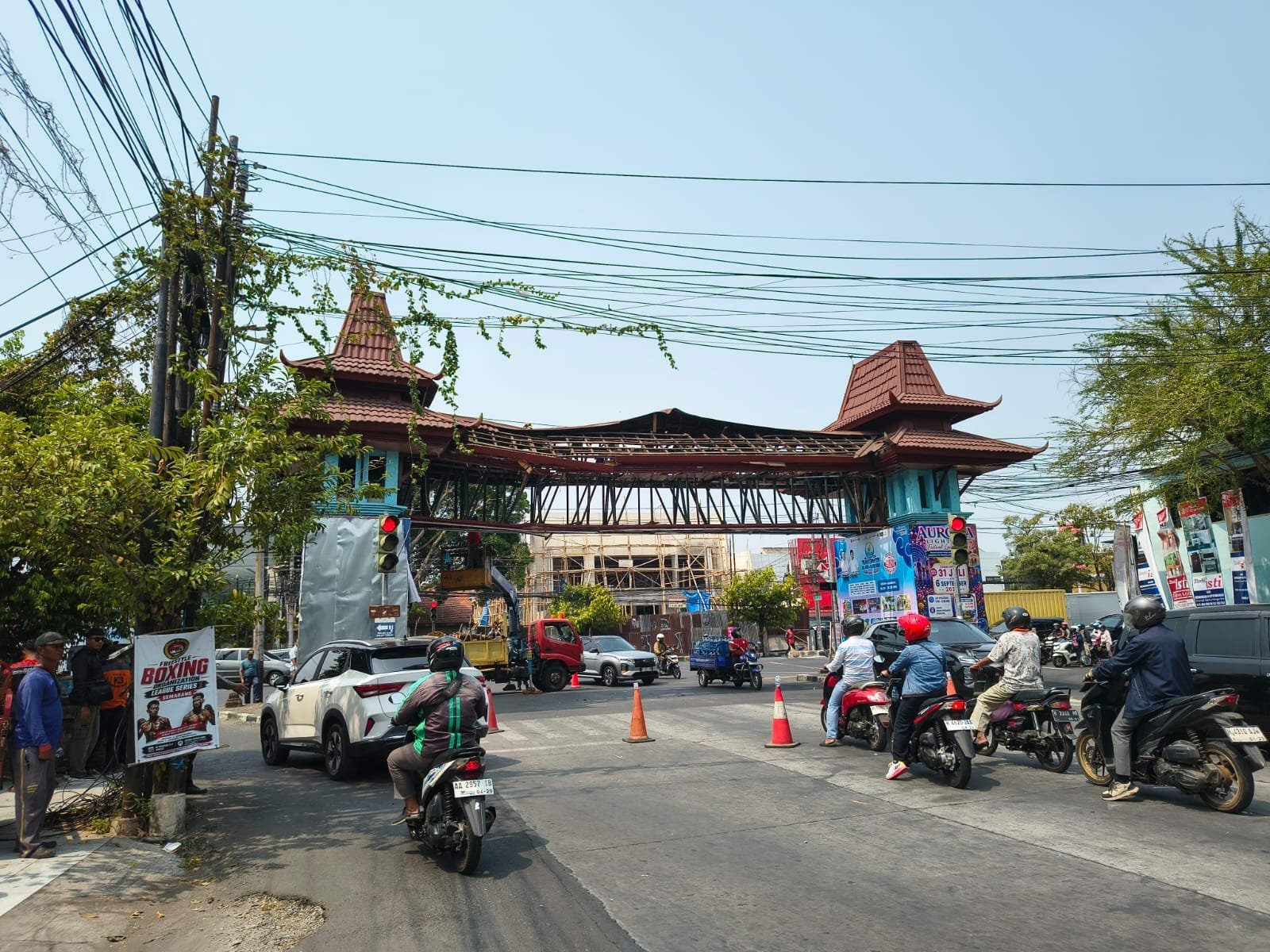 Truk kontainer hantam gerbang PRPP Semarang di Puri Anjasmoro hingga nyaris roboh.