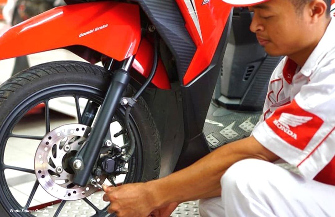 Mekanik AHASS Astra Motor Jateng periksa kondisi kampas dan cakram rem sepeda motor.