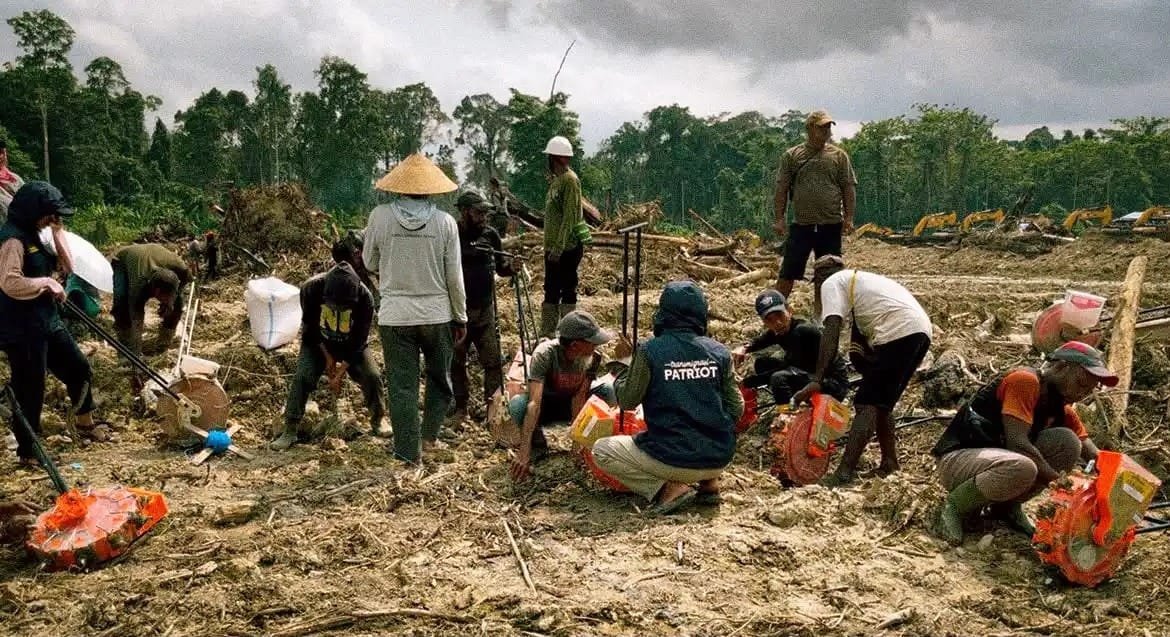 Mahasiswa UNDIP ikuti tradisi royongan bersama petani transmigran Keerom.