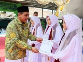 Wagub Taj Yasin Serahkan Langsung Tali Asih Pemprov untuk Penghafal Al-Qur'an