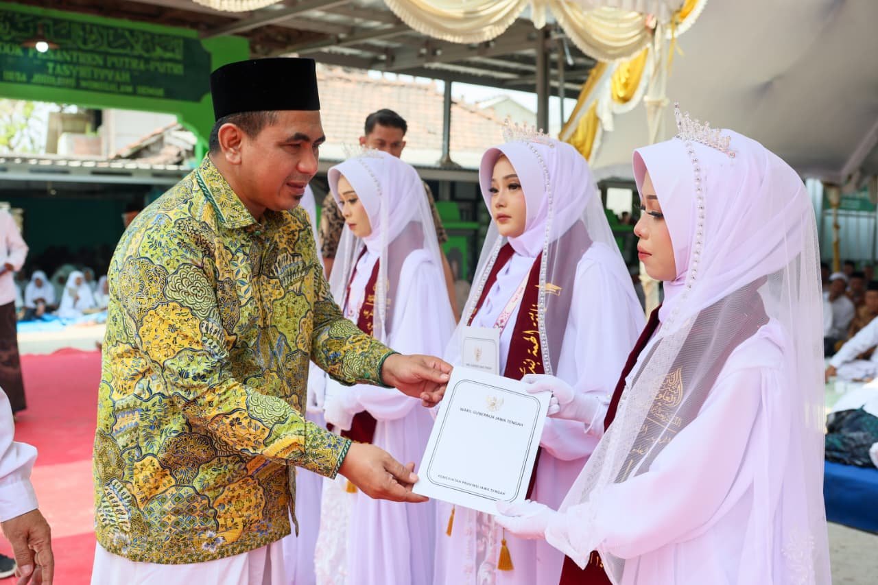 Wakil Gubernur Jateng Taj Yasin serahkan tali asih kepada santri penghafal Al-Qur'an di Demak.