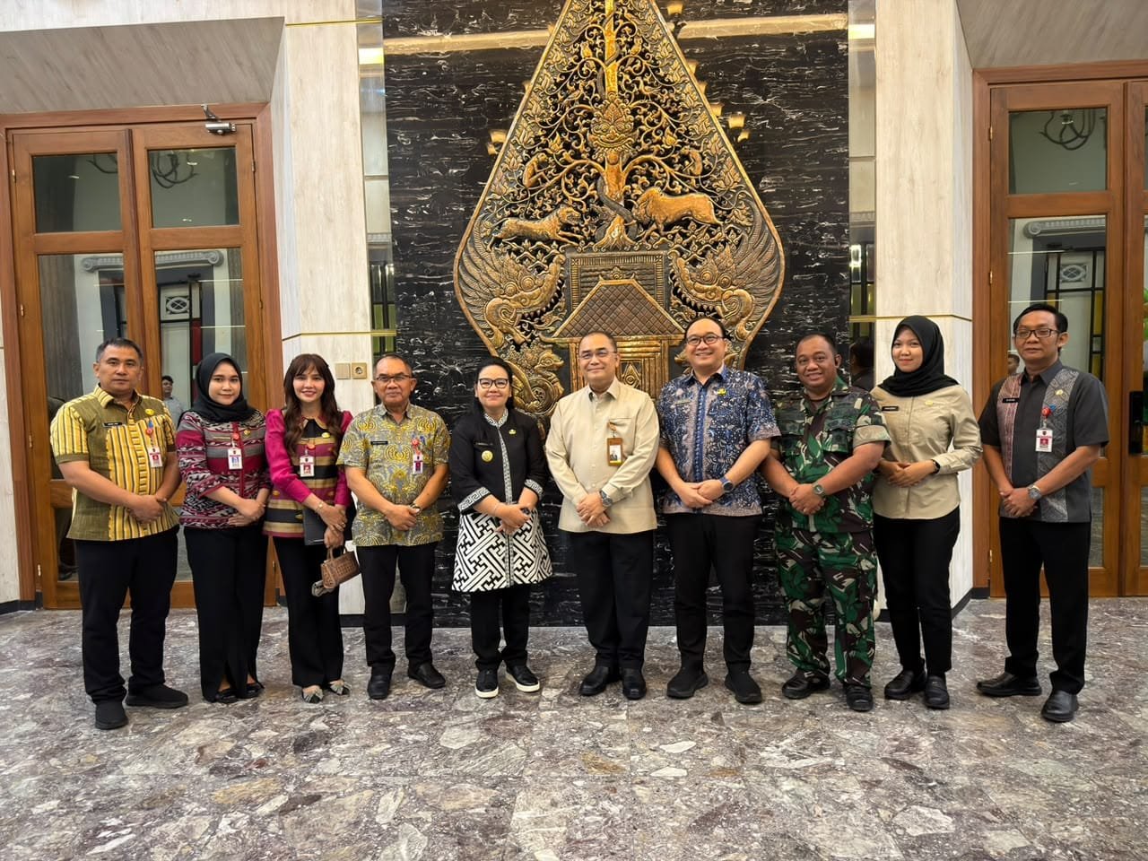 Wali Kota Semarang Agustina Wilujeng dampingi Mayjen TNI Beni Octaviar.