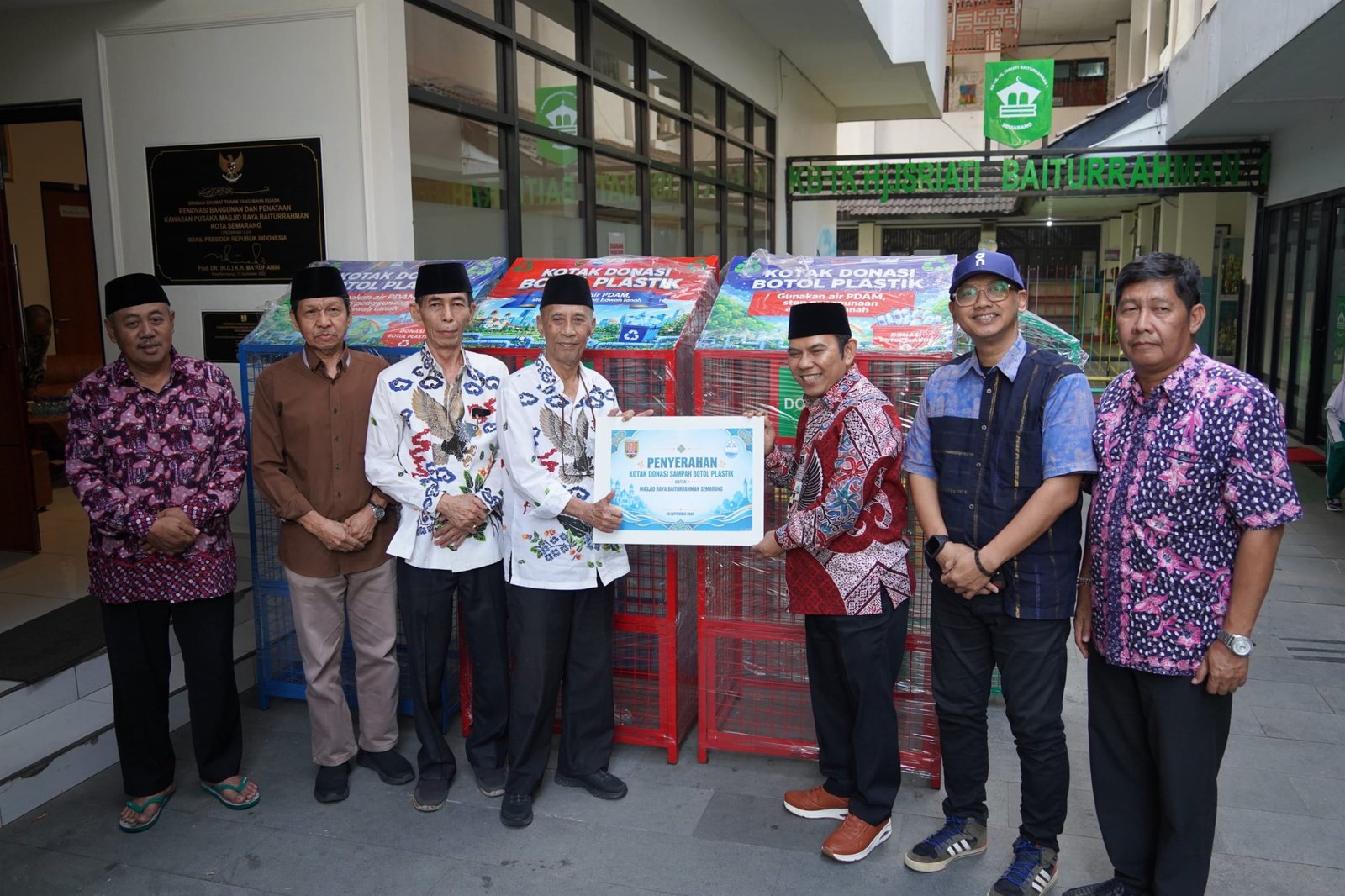 Dirut PDAM Tirta Moedal Kota Semarang, Ady Setiawan, menyerahkan enak kotak pilah sampah kepada pengurus Masjid Raya Baiturrahman.