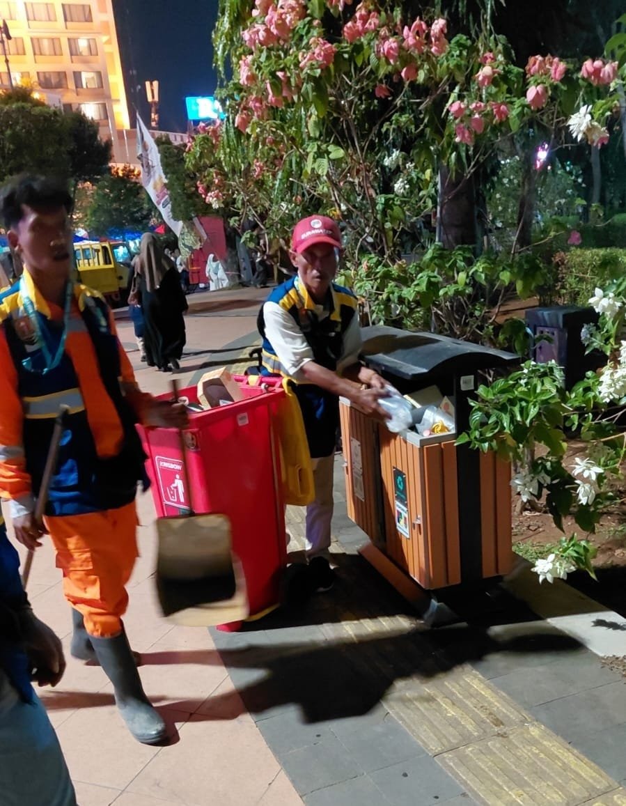 Petugas kebersihan bersihkan sampah di Simpang Lima usai acara MTQ Nasional.