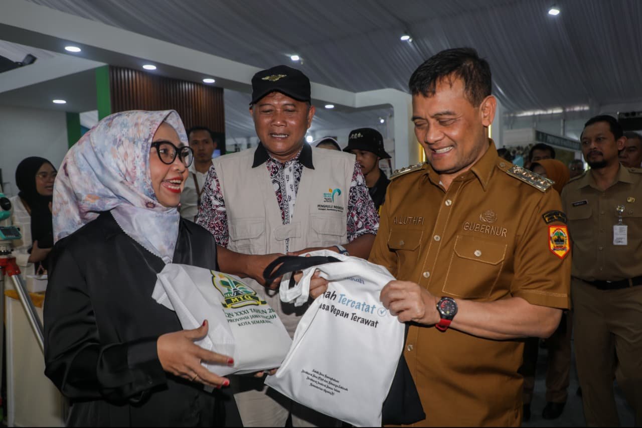 Gubernur Jateng Ahmad Luthfi tinjau stan UMKM di Pameran Serambi Nusantara MTQ 2026.