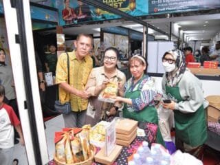 Wali Kota Semarang Agustina Wilujeng tinjau produk UMKM di Semarang Halal Fest 2026.