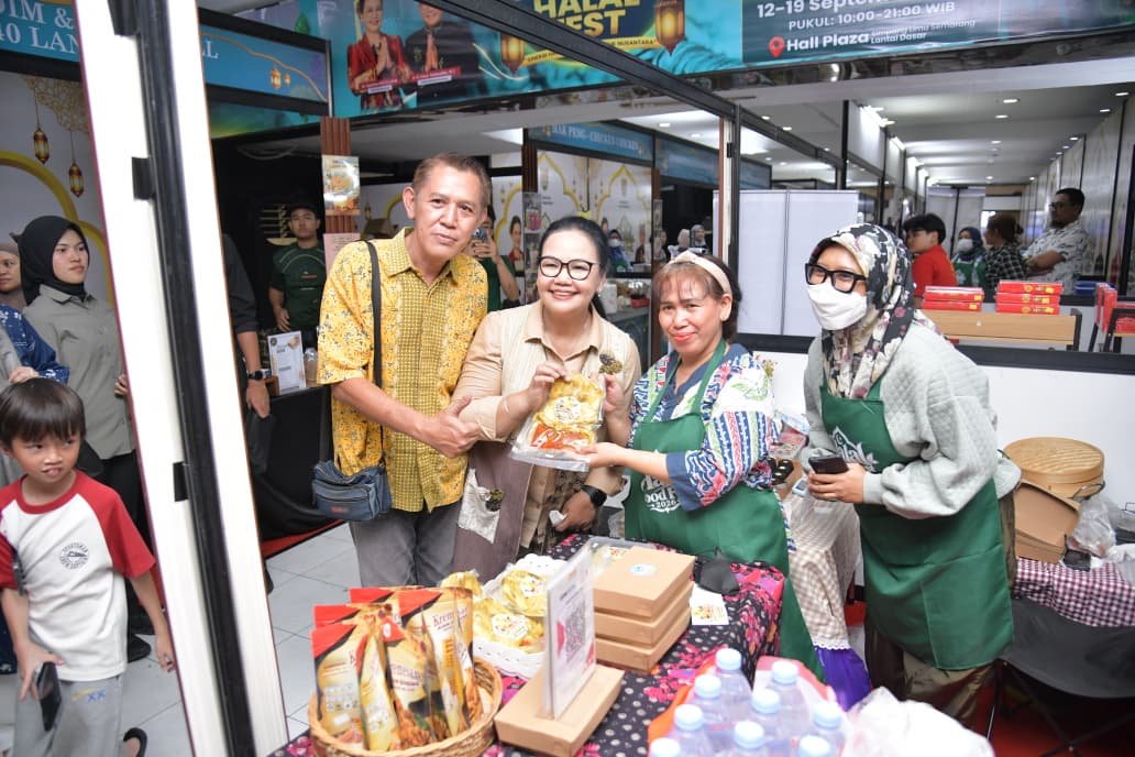 Wali Kota Semarang Agustina Wilujeng tinjau produk UMKM di Semarang Halal Fest 2026.