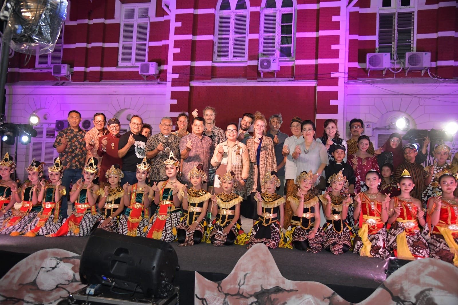 Wali Kota Semarang Agustina Wilujeng hadiri Wayang On The Street di Festival Kota Lama.