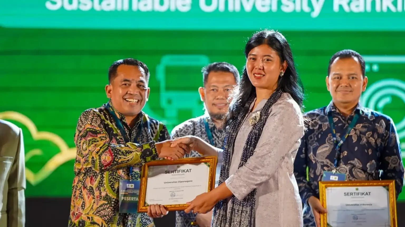 Rektor UNDIP Prof Suharnomo terima penghargaan UI GreenMetric SUR Indonesia 2026 di UGM.