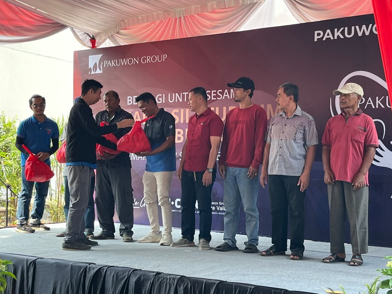 Pakuwon Mall Semarang bagikan 750 paket sembako kepada warga Tinjomoyo.