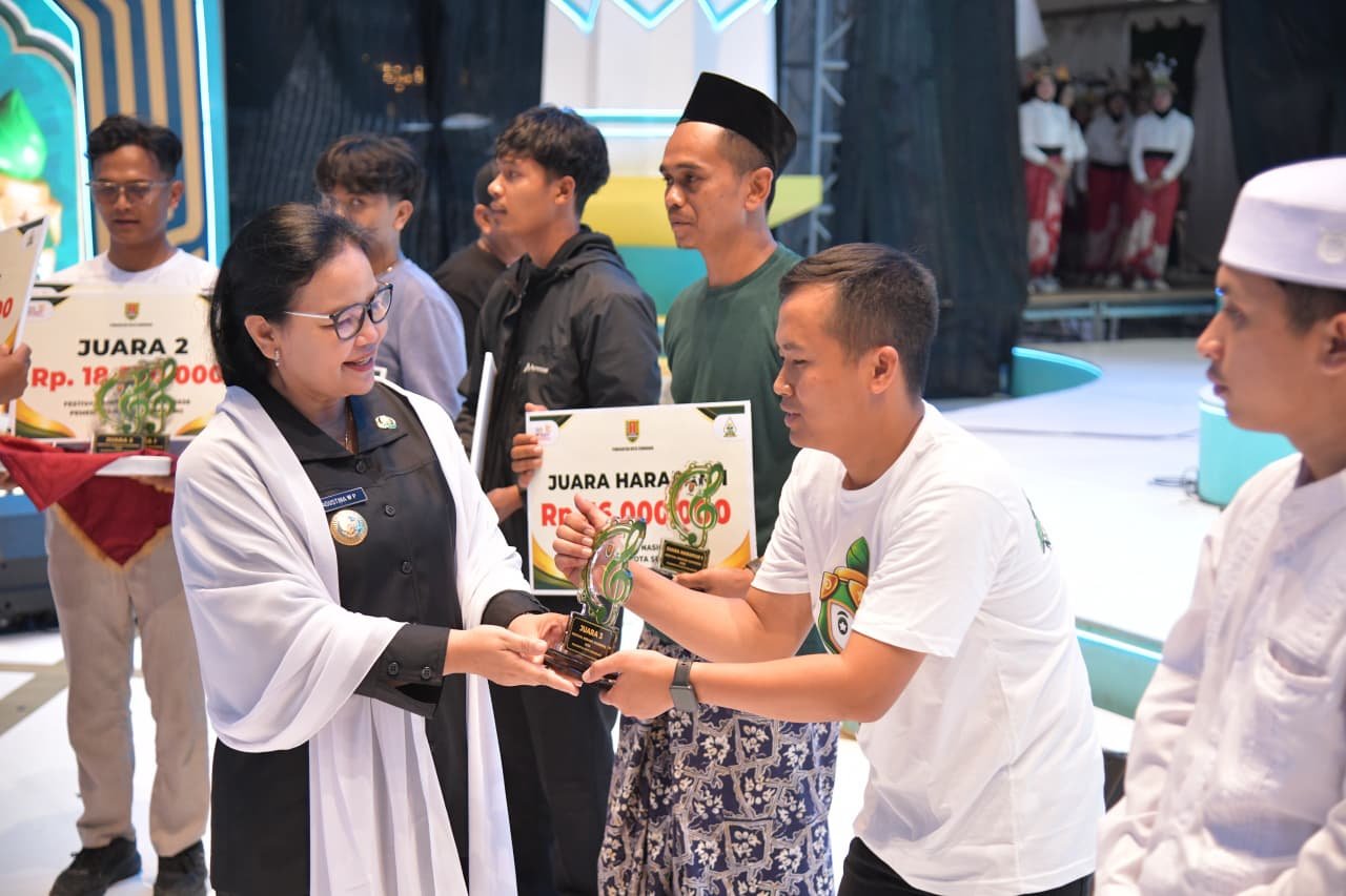 Wali Kota Semarang Agustina Wilujeng serahkan hadiah pemenang Festival Rebana Nasional 2026.