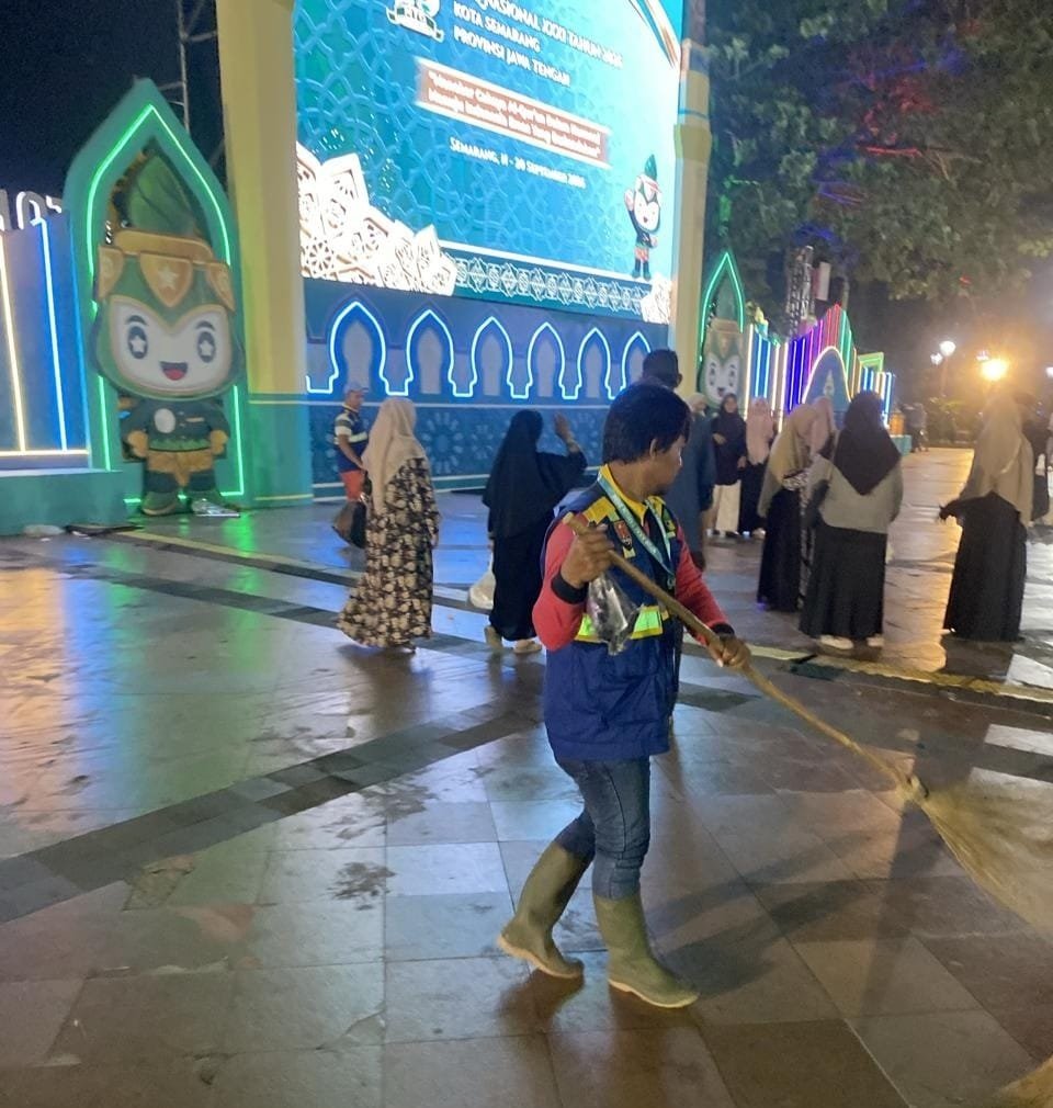 Petugas bersihkan kawasan Simpang Lima usai penutupan MTQ.