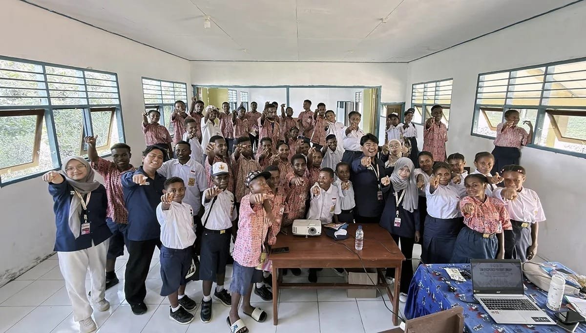 Tim Ekspedisi Patriot UNDIP berikan edukasi kesehatan reproduksi di SMPN 2 Web Keerom