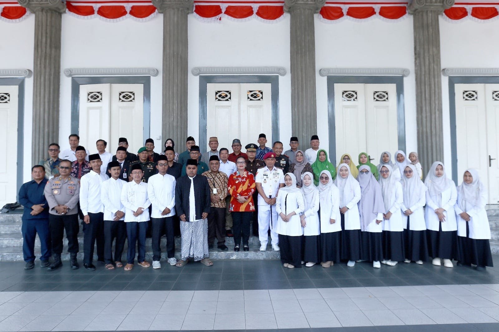 Wali Kota Semarang Agustina Wilujeng menemui 16 kafilah MTQ Nasional XXXI di Lobi Balai Kota