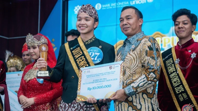 Arya Fatikh Izzan Juweri menerima penghargaan Juara 1 Putra Duta GenRe Indonesia 2026 di Jakarta