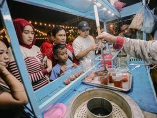 Euforia Nobar Timnas Indonesia di Halaman Kantor Gubernur Jateng Geliatkan UMKM