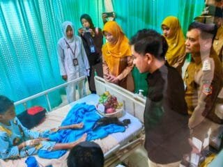 Gibran dan Ahmad Luthfi Turun Langsung Tinjau Pasien Dugaan Keracunan MBG di Batang