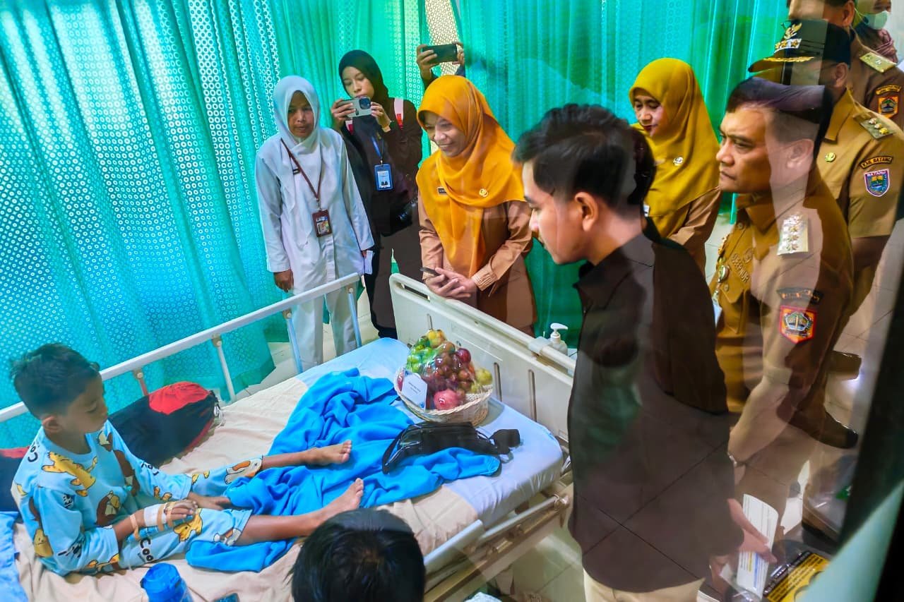 Gibran dan Ahmad Luthfi Turun Langsung Tinjau Pasien Dugaan Keracunan MBG di Batang