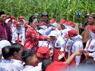 Wali Kota Semarang Agustina Wilujeng, TNI, dan Warga Bergotong Royong Bangun Penggaron Kidul lewat TMMD