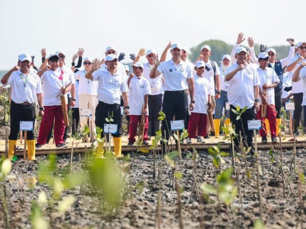 Atasi Abrasi Pantura, AHY dan Ahmad Luthfi Tanam Mangrove di Demak Gunakan Teknologi HexBricks