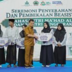 Jelang Hari Santri 2026, Ahmad Luthfi Salurkan Beasiswa 424 Mahasantri dan 58 Santri Penggerak