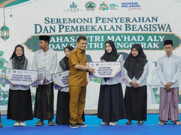 Jelang Hari Santri 2026, Ahmad Luthfi Salurkan Beasiswa 424 Mahasantri dan 58 Santri Penggerak